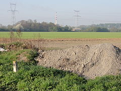 En arrière-plan, près du hangar, le puits Saint Auguste.