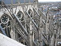Ločni oporniki stolnice v Amiensu. Fiale na vrhu so dodan okras in dodatna teža, da bi okrepili zgradbo