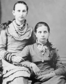 Энни и Флоренс Дикс около 1880 г., Toronto Public Library.png