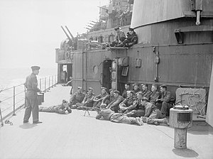 Британські війська на борту легкого крейсера «Манчестер» у складі конвою на Мальту. Липень 1941