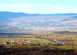 Griblje ob Kolpi (spodaj levo), zadaj Gorjanci