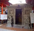 Bangunan berbentuk candi sebagai altar