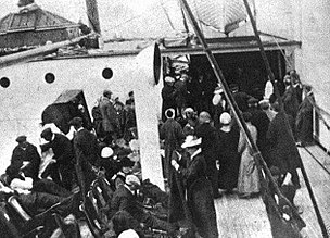 喀爾巴阡號甲板上的鐵達尼號生還者