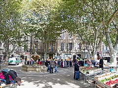 Square Champeville à Carpentras, un jour de marché.