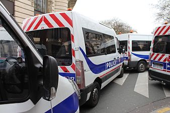 Полицијска возила стижу на место злочина у Паризу