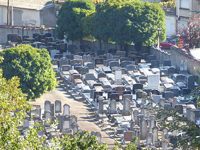 Le cimetière israélite vu depuis le parc de la Cure d'Air.