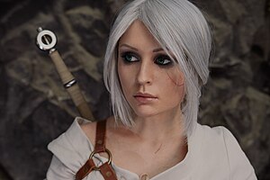 Një modele "cosplay" e Ciri-t e cila është një nga personazhet kryesore të video lojës The Witcher 3: Wild Hunt.