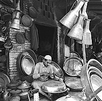Latif al-Ani: Kovář vyrábí měděné mísy, Suq Al-Safafir, Bagdád, 1962
