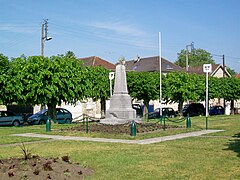 La place Blanche et le monument aux morts.