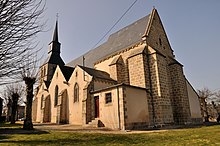 L'église Saint-Aubin de Crevant, en 2011.