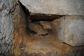 Vue des débris de la démolition du château vieux de Meudon depuis le passage souterrain.