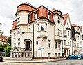 Wohnhaus in geschlossener Bebauung und in Ecklage, mit Einfriedung und Vorgarten zur Lumumbastraße