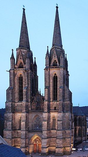 חזית כנסיית אליזבת הקדושה במרבורג, כנסייה גותית שחזיתה מעוטרת בשני צריחים מחודדים המתנשאים לגובה של כ-80 מטר, הצפוני מעוטר בכוכב והדרומי מעוטר בפסל של אביר.