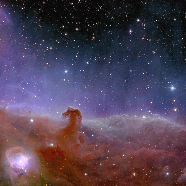 La nébuleuse de la Tête de Cheval se détachant par contraste sur la nébuleuse en émission IC 434, dans la constellation d'Orion (photographie du télescope spatial Euclid).\n (définition réelle 8 200 × 8 200)
