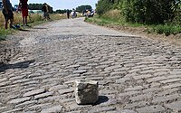 Fressain - Secteur pavé N°11 - Un pavé échappé avant le passage des coureurs.