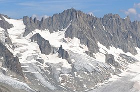 Le glacier des Rouges du Dolent dominé par la pointe Kurz vus depuis le glacier des Rognons au nord-ouest.