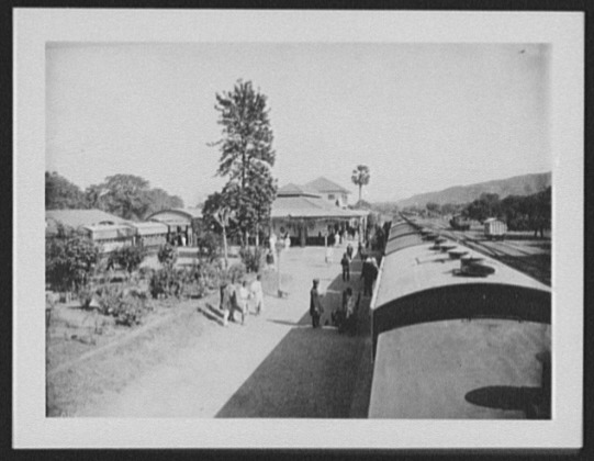 File:Kalyan Junction station on the Great Indian Peninsula Railway near Bombay LCCN2004707348.tif