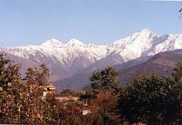 De Dhauladhar boven Kangra.