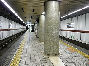 Keihan Kitahama station platform.jpg