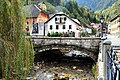 Brücke über die Kroparica im Ortszentrum