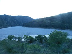 三重県側から見た熊野川町嶋津（2016年5月）