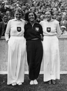מריה קוושנייבסקה (במרכז) יחד עם טילי פליישר ולואיז קרוגר המנצחות בהטלת כידון באולימפיאדת ברלין (1936)