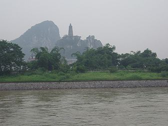 Pagode surplombant le Lijiang (rivière Li) en Chine. (définition réelle 2 560 × 1 920*)