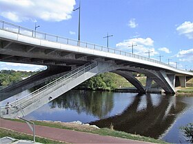 Le pont Georges-Guingouin au-dessus de la Vienne avec les accès piétons au tablier à partir des berges.