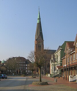 Torvet i Marne med Rådhus kirke og apotek.