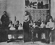İrəvan rus-müsəlman qızlar məktəbinin müəllim və şagirdləri (1902).
