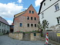 Wohnhaus, ehemals Burglehn-Schänke, mit Stützmauern und Außentreppe