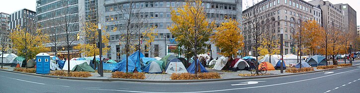 13 novembre 2011 : « Occupons Montréal », inspiré de Occupy Wall Street. Les manifestants occupent le Square Victoria.