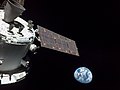 Selfie/Photo der Raumsonde am 16. November 2022, während der Artemis-1-Mission. Im Hintergrund die Erde.