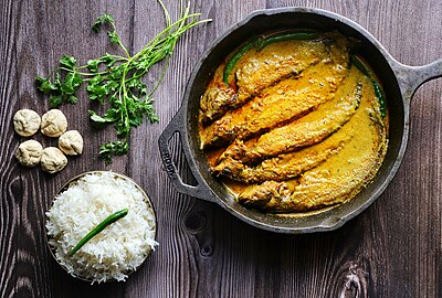 Machher Jhol merupakan masakan kari ikan pedas tradisional di Benggala Barat dan Odisha. Masakan ini berupa kuah yang sangat pedas, dibumbui dengan kunyit, bawang putih, bawang merah, jahe parut, rempah-rempah India, dan disajikan dengan nasi.