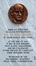 Emléktáblája az Egyesült Királyság budapesti nagykövetsége egykori székhelyén