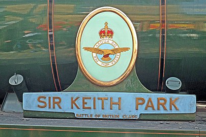 Plaque commémorative « Sir Keith Park » et emblème de la RAF sur une locomotive de classe Battle of Britain de la Southern Railway.