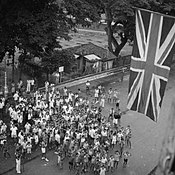 Des écoliers enthousiastes saluent le retour de l'armée britannique, 5 septembre 1945.