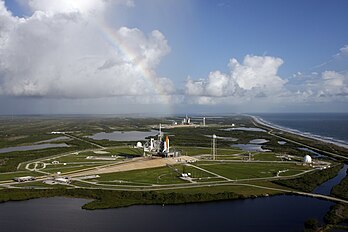 Nesta imagem de setembro de 2008 o ônibus espacial Atlantis (em primeiro plano) está na plataforma de lançamento A e o Endeavour na plataforma B. Esta foi a primeira vez desde julho de 2001 que dois ônibus espaciais estão ao mesmo tempo nas plataformas de lançamento do Centro Espacial John F. Kennedy. (definição 3 000 × 2 000)