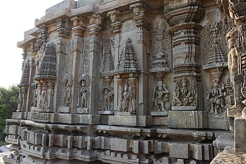 Reliev i murit të faltores në Basadin e Shantinathas.