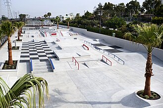 Imagen de un parque de patinaje de nueva construcción.