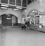 Stationshal met loketten in 1974.