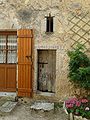 Minuscule prison jouxtant l'église.