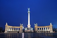 Монумент Тысячелетия на площади Героев, Будапешт, Венгрия.jpg