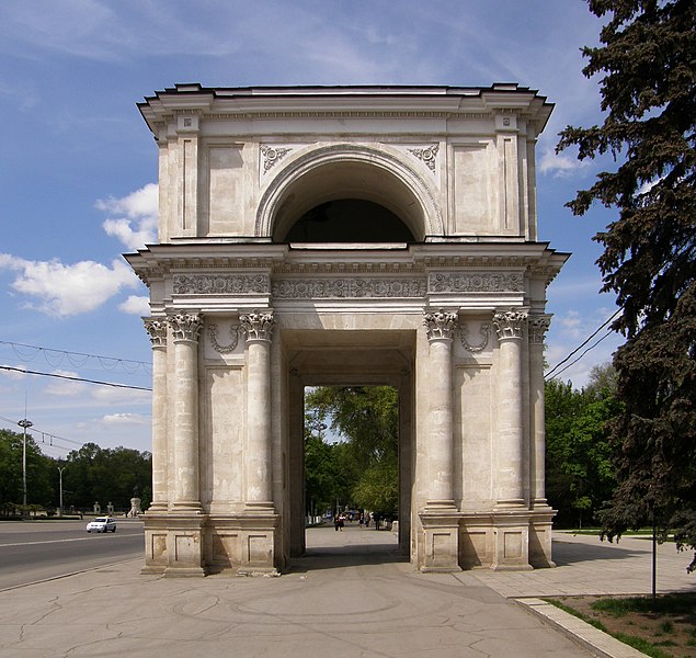 File:Triumphal arch - Chisinau.jpg