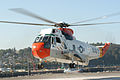 Helikoptéra námořnictva při antiteroristickém cvičení.