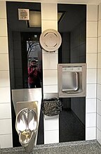 Unisex Urinal auf öffentlicher Toiletten in Braunschweig (links) von Finizio in Berlin (rechts)