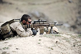 Um SEAL assume posição defensiva em uma vila no norte da província de Zabul, Afeganistão, 10 de abril de 2010