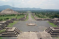 Die Sonnenpyramide und die „Straße der Toten“ in Teotihuacán