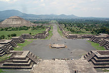 Teotihuacan view of the Avenue of the Dead and the Pyramid of the Sun, from the Pyramid of the Moon View from Pyramide de la luna.jpg