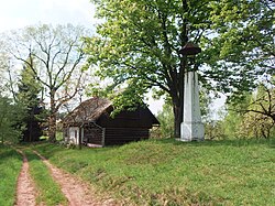 Zvonička a typická chalupa v osadě Závrchy asi jen 250 m od česko-polské hranice